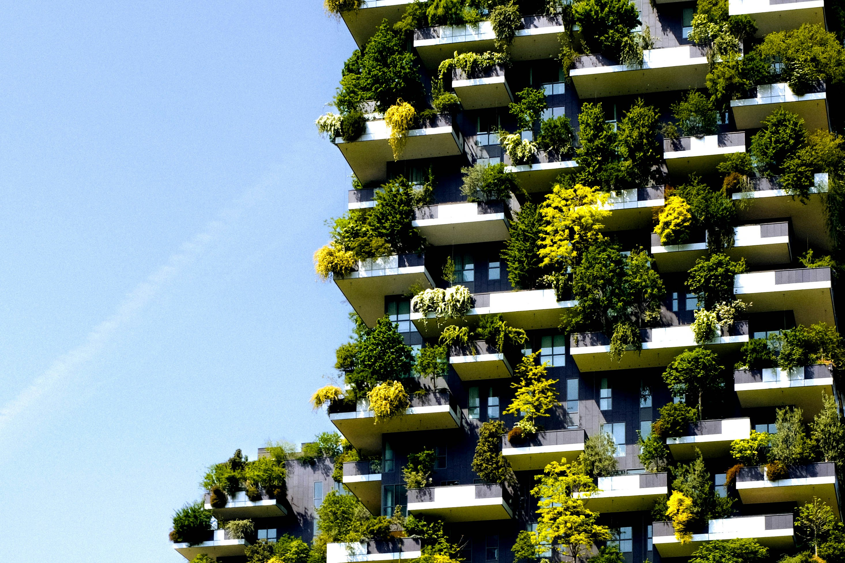 Edificio residencial sustentable con vegetación